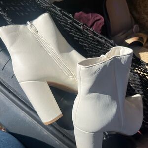 Chic White Ankle Boots. Fashion Nova. Size 8